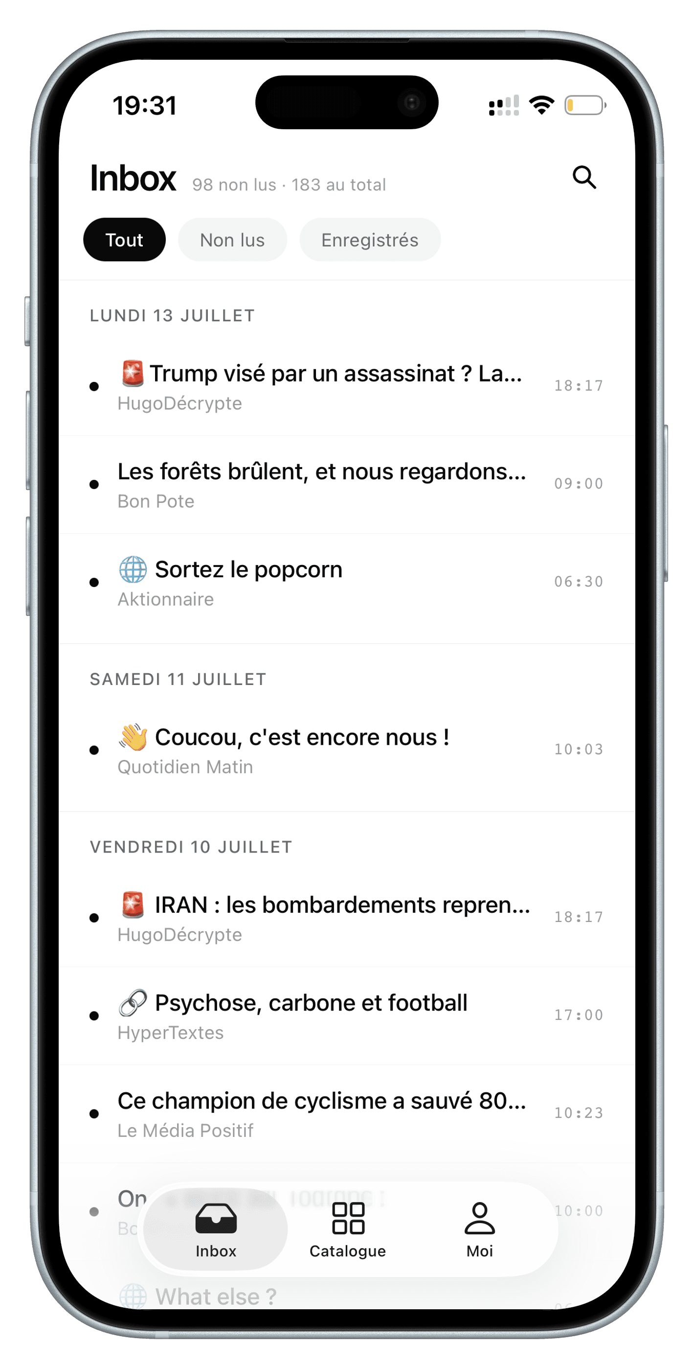 L'inbox de SimpleLttr sur iPhone : une liste de newsletters épurée, groupée par date.